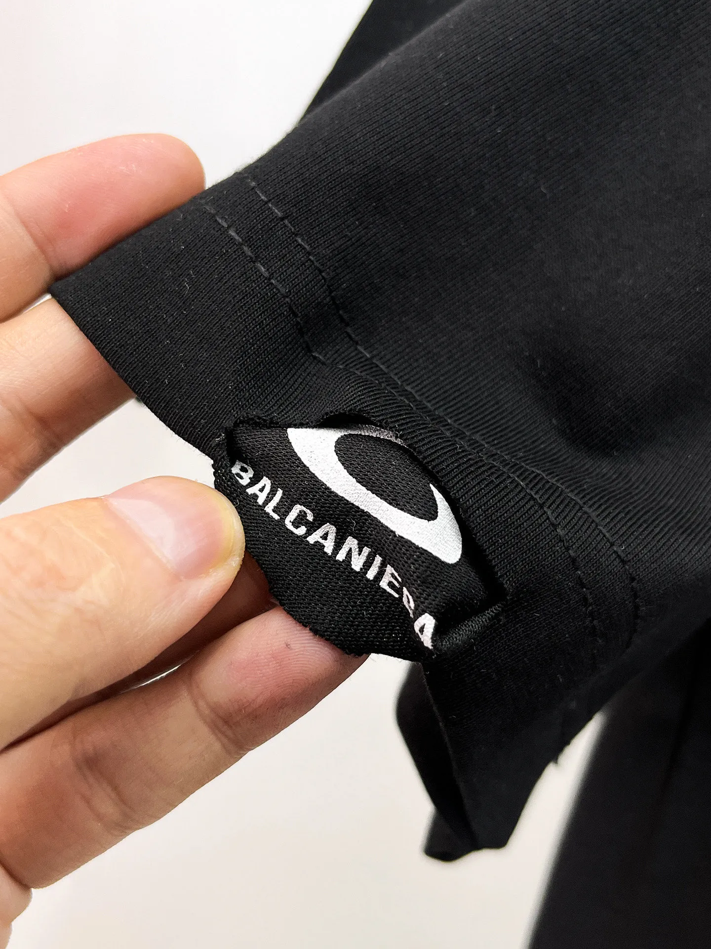 Balenciaga's high-end top-quality products 🐮2026 Spring and Summer New Arrival first counter, the latest New Arrival short-sleeved round neck T-shirt, Premium customized design, avant-garde and fashionable! Brand logo heavy craftsmanship design Premium customized 260g fabric. Soft to the touch. Comfortable to wear. Counter-level exquisite stitching. Fine workmanship. The upper body effect is incomparably handsome! A must-have item for men and women with the same style! Sizes: S~XXL When placing an order, please state your height and weight. The maximum wearing size is 210 pounds (one size larger)